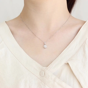 Collier élégant en argent 925 avec pendentif halo en moissanite porté par un modèle