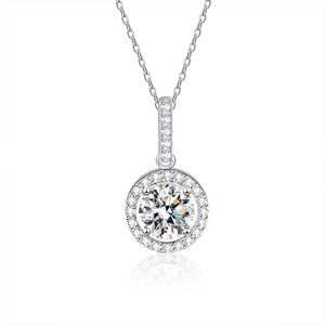 Collier en argent 925 avec pendentif moissanite ronde et halo de pierres pavées