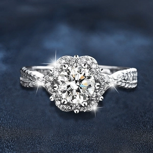Bague en argent sterling 925 avec fleur en moissanite et anneau pavé torsadé élégant