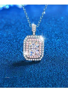 Makroansicht von 925 Silber Radiant-Schliff Moissanit Anhänger mit Doppel-Halo Fassung