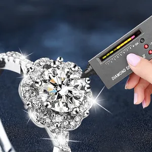 Bague marguerite en argent 925 et moissanite testée avec un sélecteur de diamant de précision