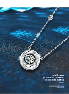 Vue macro du collier Moissanite Mobius avec placage argent 0,03mm pour une couleur durable