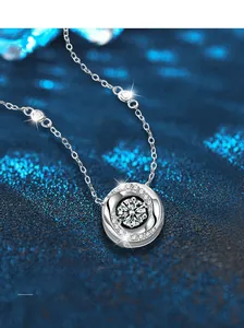Vue détaillée du collier Mobius en argent S925 avec un pendentif moissanite brillant