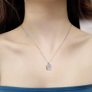 Silberkette mit Radiant-Schliff-Anhänger, getragen von einem Model auf Blau