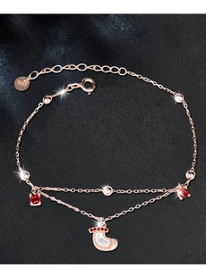 Detail von S925 Sterlingsilber Weihnachtsstiefel Armband mit Kristallen auf schwarzem Leder