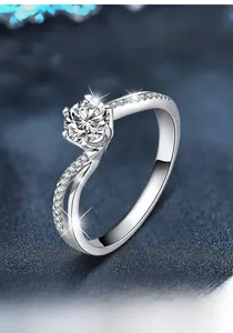 Nahaufnahme eines 925er Sterlingsilber Moissanit-Rings mit Sechs-Krallen-Fassung und gedrehtem Band