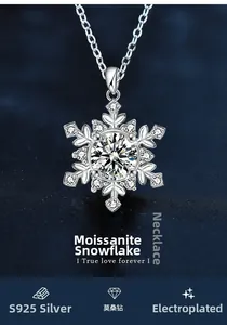 Vue macro d'un pendentif flocon en argent sterling S925 avec pierres moissanite