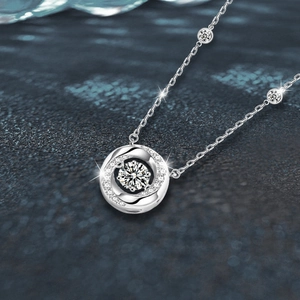 Élégant collier Möbius en argent 925 sterling avec pendentif brillant en moissanite