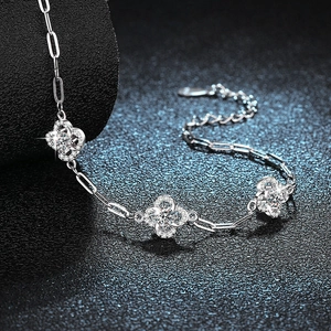 Elegant S925 sterling silver four-leaf clover bracelet with sparkling moissanite stones
