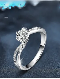 Makroaufnahme eines Moissanit-Rings aus 925 Silber mit Sechs-Krallen-Fassung und Pavé-Besatz