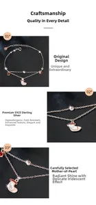 Detail eines Armbands aus 925er Silber mit zweilagiger Kette und Weihnachtsanhänger