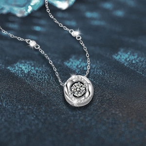 Collier Moebius en argent S925 avec moissanite dansante sur fond de ciel étoilé bleu