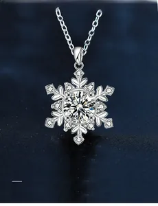 Macro du pendentif flocon en argent sterling 925 avec moissanite taillée en 3EX
