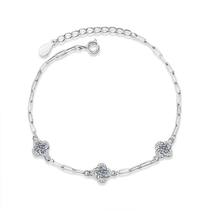S925 sterling silver four-leaf clover bracelet with sparkling moissanite stones and paperclip chain