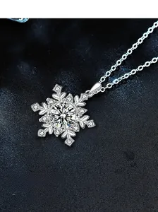 Détail d'un pendentif flocon en argent S925 serti d'une pierre moissanite brillante