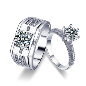 Set di anelli per coppia in argento 925 con brillanti pietre di moissanite rotonde