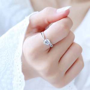 Eleganter Ring aus 925er Silber mit Moissanit, Sechs-Klauen-Fassung und Brillantschliff