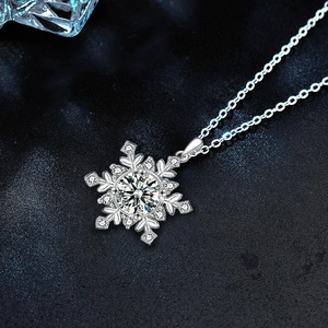 Collier avec pendentif flocon de neige en argent 925 et moissanite sur fond sombre