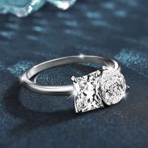 Toi et Moi 925 silver ring featuring sparkling square and round Moissanite stones