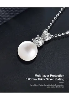 Detalle macro de un colgante de plata 925 con perla y piedra de moissanita