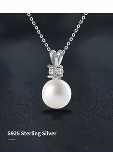Detalle del collar de plata 925 con colgante de perla redonda y una piedra brillante