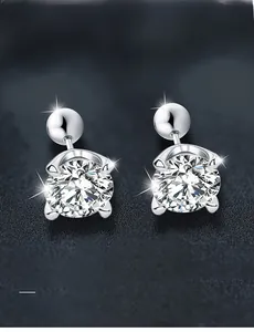 Détail de boucles d'oreilles en argent 925 avec moissanite 3EX et 58 facettes à 4 griffes