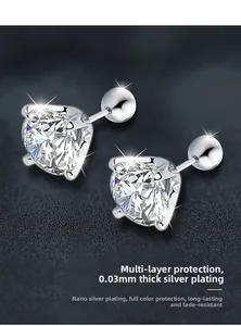 Vue macro de boucles d'oreilles moissanite en argent 925 avec sertissage 4 griffes et fermoir à vis