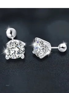 Détail macro de boucles d'oreilles en argent S925 avec pierre ronde et serti à 4 griffes