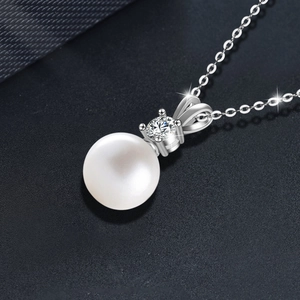 Collar de plata de ley 925 con perla y colgante de moissanita en soporte gris seda