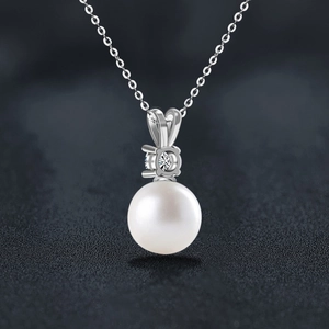 Elegante collar de perlas de plata de ley 925 con colgante de moissanita sobre cuero gris