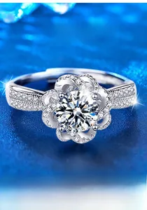 Détail macro d'une bague fleur de rose en argent 925 avec accents en moissanite de luxe