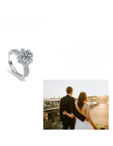 Détail d'une bague en argent 925 avec moissanite et sertissage couronne pour femme