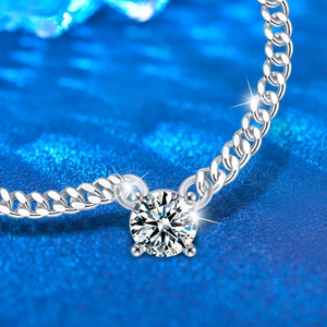 Ciondolo in moissanite su catena cubana in argento con incastonatura a quattro griffe