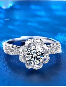 Détail d'une bague en argent 925 avec moissanite taille 3EX et serti fleur de rose