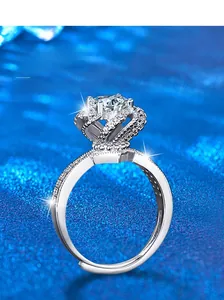 Macro de la bague en argent 925 avec pierre de moissanite et anneau torsadé serti