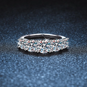 Minimalist 925 sterling silver ring featuring five round brilliant cut Moissanite stones