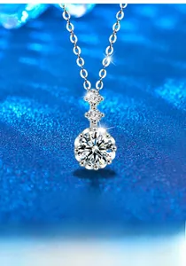 Vue macro du collier flocon en argent S925 avec diamant Moissanite d'un carat