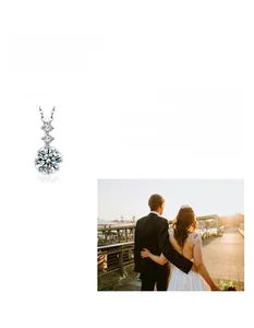 Gros plan du collier flocon de neige en argent S925 avec pendentif en moissanite brillante