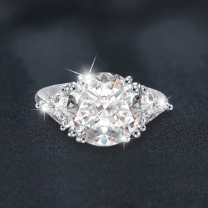 Classic three-stone 925 silver ring featuring 5ct round moissanite with side stones