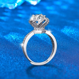 Bague couronne ajustable en argent 925 avec moissanite brillante sur fond bleu profond