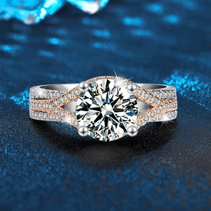 Exquisite two-tone moissanite ring with round-cut center stone and 925 silver split shank