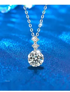 Détail du pendentif flocon en argent 925 montrant la taille 3EX et 58 facettes de la pierre