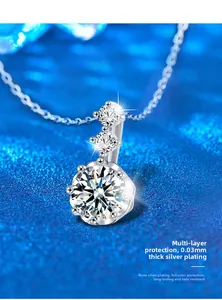 Détail macro du pendentif flocon en argent S925 avec technologie de nano-placage multicouche