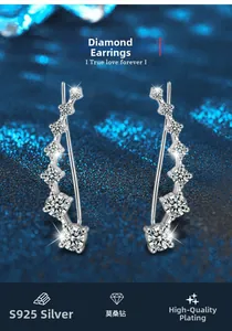 Dettaglio degli orecchini a fila in moissanite argento 925 su sfondo blu scuro