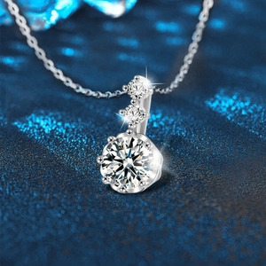 Pendentif élégant en argent S925 à trois pierres avec accents de moissanite flocon de neige
