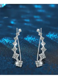 Dettaglio di orecchini in argento 925 con sette pietre di moissanite rotonde graduate