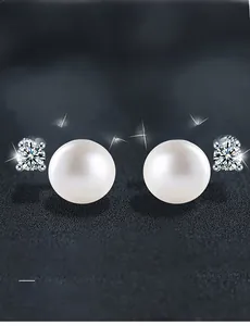 Detailed view of 925 silver pearl earrings with Moissanite stone and 3EX cut accents