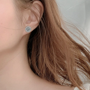 Boucles d'oreilles halo en Moissanite et argent 925 portées par un mannequin chic