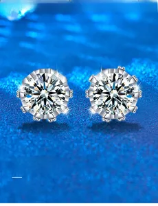 Détail de boucles d'oreilles couronne, taille 3EX, 58 facettes et moissanite brillante