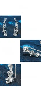 Dettaglio degli orecchini a lobo in argento 925 con moissanite e montatura a quattro griffe